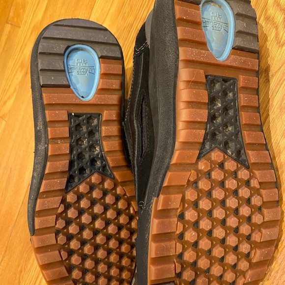 Black Vans skate shoe - Picture 2 of 4